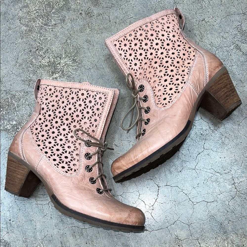 * Women's Pink Lace-Up Ankle Boots